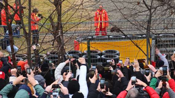 F1 | Hamilton, galleria epica della F1 per il debutto Ferrari: fan protagonisti