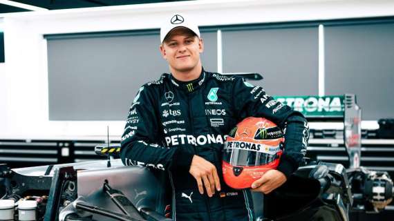 F1 | La Mercedes celebra Mick con il casco di Michael Schumacher 