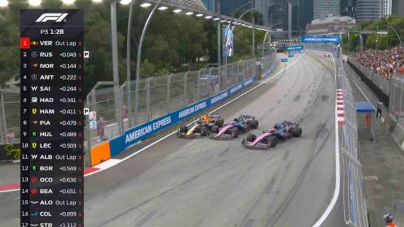 F1, Singapore: Verstappen evita il patatrac Alpine, poi "sbrocca" via radio