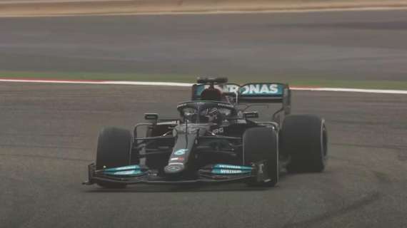 Formula 1 / Bahrain, analisi passo gara: Hamilton mente, è davanti. Sainz e la Ferrari vanno!