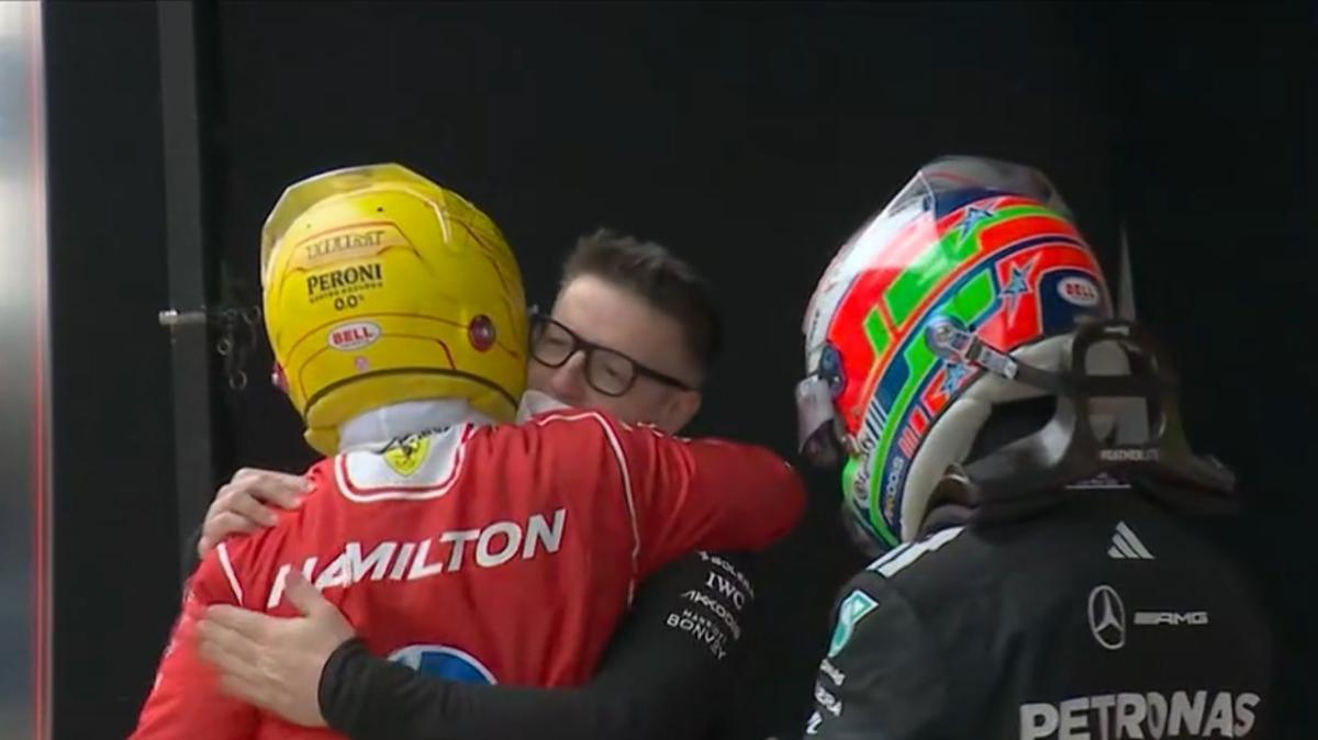 F1 | Hamilton-Bono, abbraccio emozionante dopo il primo podio con Ferrari