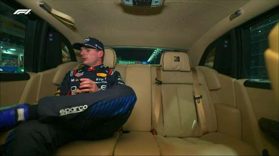 F1 | Il quarto mondiale rende Verstappen un bambino: tocca tutto nella Rolls Royce! 