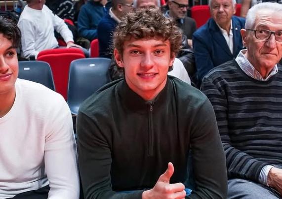 F1 Formula 1 | Kimi Antonelli si gode una serata di relax a Bologna