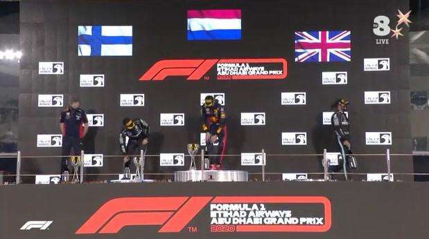 F1 / Abu Dhabi - Mercedes, Hamilton scende a fatica dal podio: stremato dal Covid-19