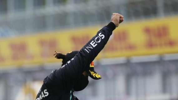 F1/ Hamilton, il pugno alzato in cielo per mandare un messaggio a tutti