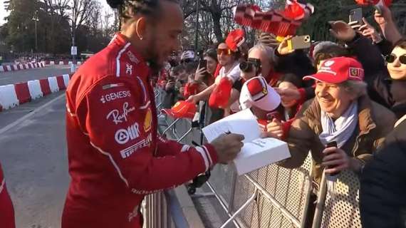 F1 | Ferrari, inizia lo show a Milano: Hamilton conquista tutti