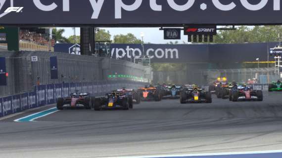 F1 | Partenza Sprint, è caos: Verstappen duro su Leclerc, Norris si ritira
