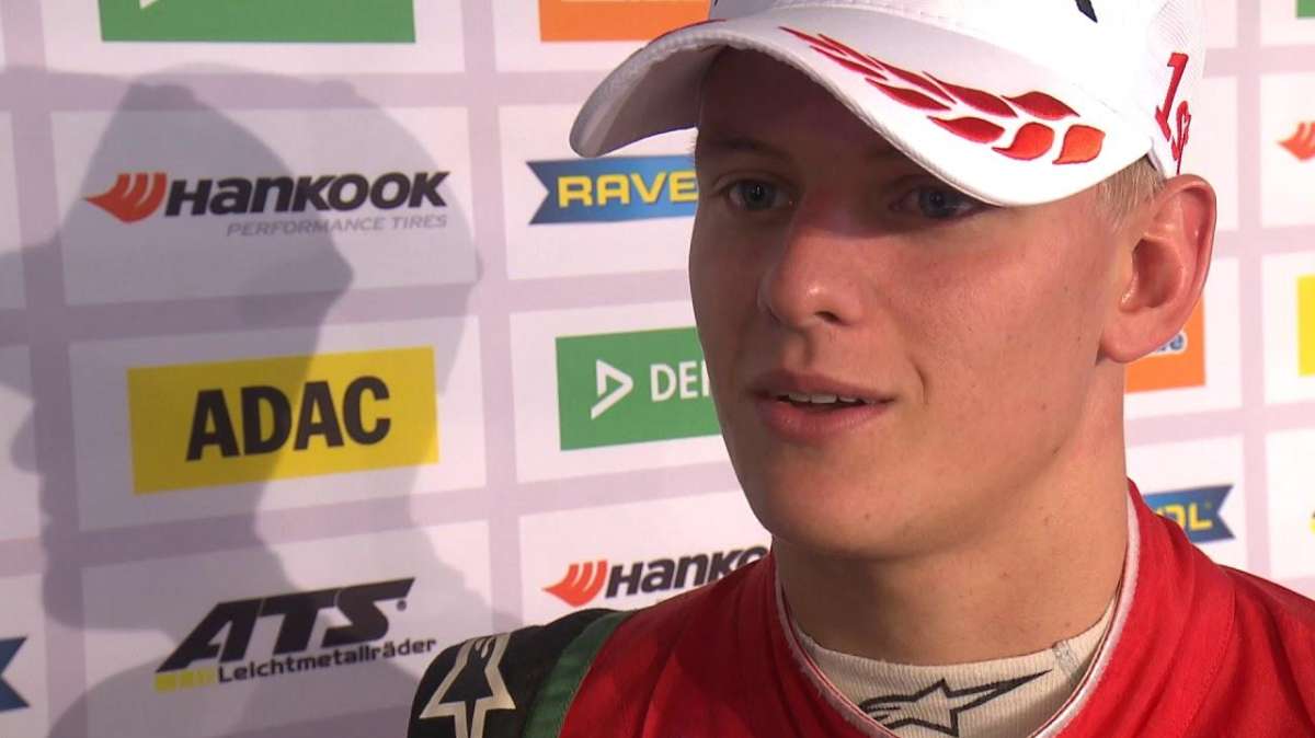 Mick Schumacher presenta il suo nuovo casco per il 2019: c'è il Cavallino Rampante - FOTO