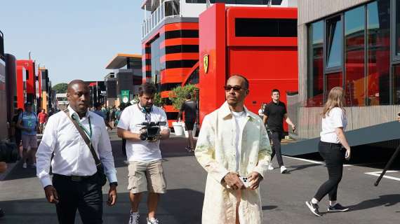 F1 | Hamilton porta il suo entourage: Ferrari sotto pressione, un esercito!