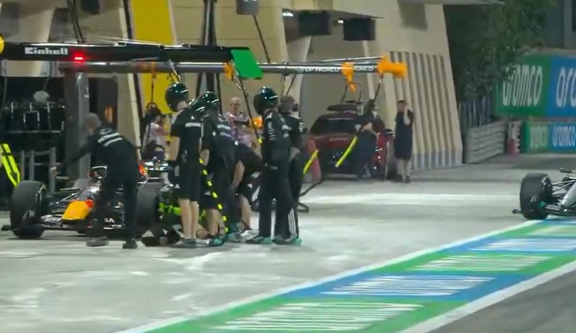 F1 Curiosità, che gaffe per Hadjar! Sbaglia box e si ferma dai "nemici" della Mercedes