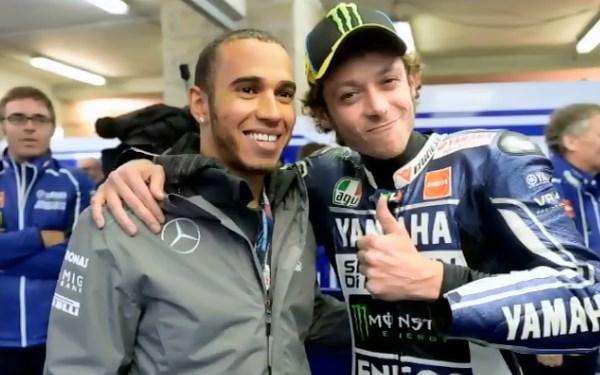 F1 - MotoGp / Abu Dhabi, Hamilton e Valentino Rossi: scambio Yamaha-Mercese. Lewis: "Un onore"