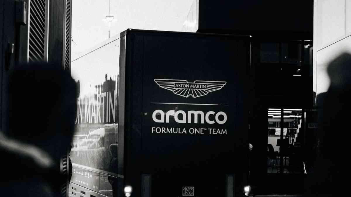 F1 Test, Delirio Aston Martin: in 3000 spiano il volo. Arrivo a mezzanotte per la "prima" di Newey