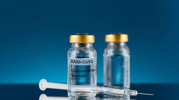 AstraZeneca / Ema: "Benefici vaccino superano rischi". Draghi e Macron spingono