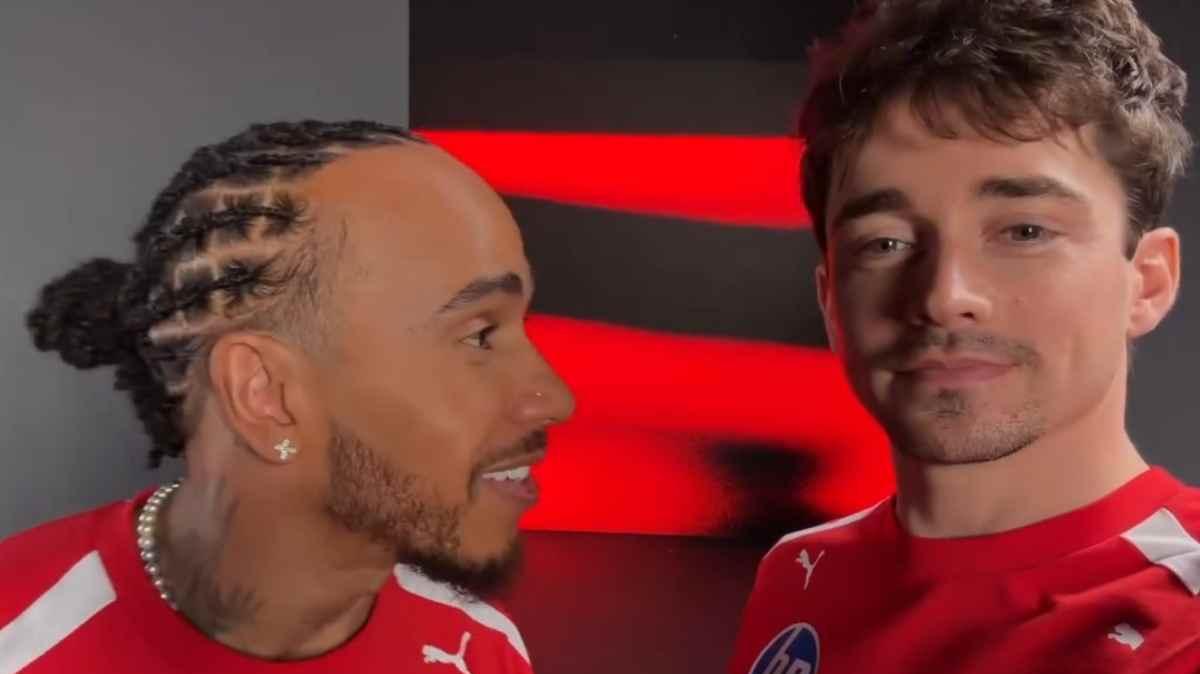 F1 2026, Ferrari: Hamilton e Leclerc svelano il nuovo team kit. Il siparietto: "Sembro più giovane di te"