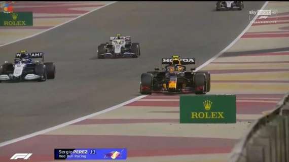 Formula 1 / Red Bull, Perez si "pianta" nel giro di formazione: fail sul volante