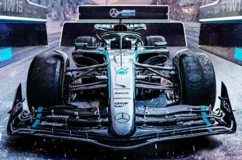 F1 | Mercedes, un augurio innevato di Natale con la W15