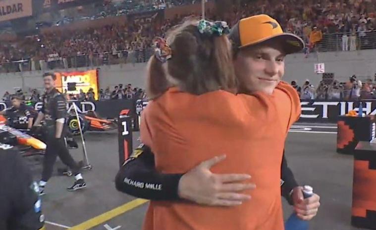 McLaren, l'abbraccio che vale un Mondiale: Piastri e la madre di Norris