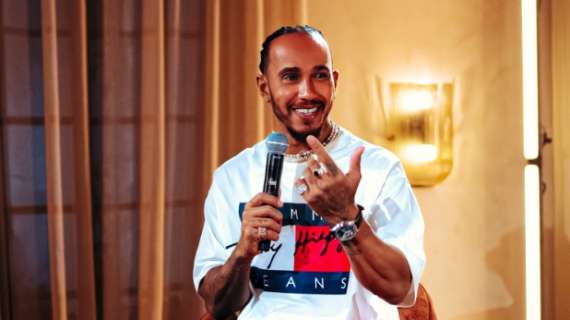 F1 | Hamilton da icona della moda con Tommy Hilfiger: "Piloti liberi! Felice che..."