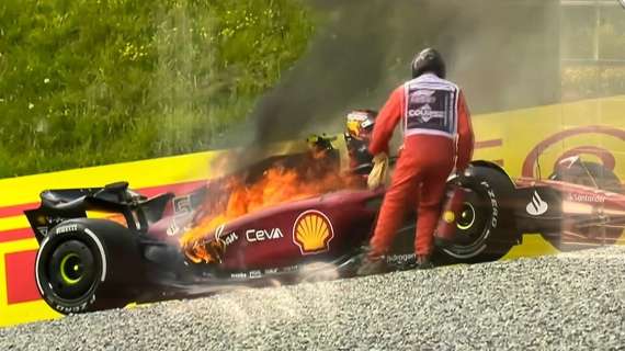 Formula 1 | Ferrari, in fiamme Sainz: il motore va KO nel fuoco. Pilota disperato
