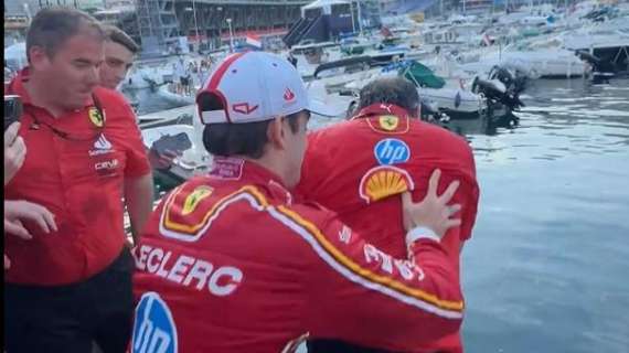 F1 | Ferrari, delirio a Monaco: Leclerc butta Vasseur in mare - VIDEO