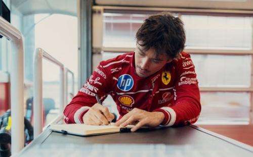 F1 | Ferrari, Leclerc e il diario della SF-25: la foto celebrativa di fine serata