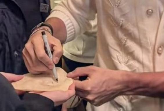 F1 News - Ferrari, Leclerc in Messico autografa le tortillas