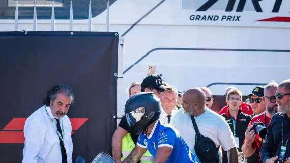 F1 | Hamilton ingresso da star nel paddock: in sella ad una Ducati tricolore