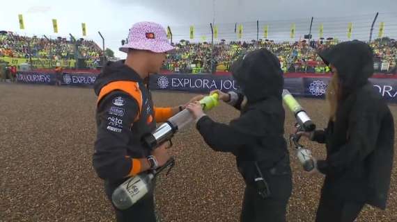 F1 | Gp Silverstone, ansia da titolo per Norris? No, spara magliette ai tifosi 