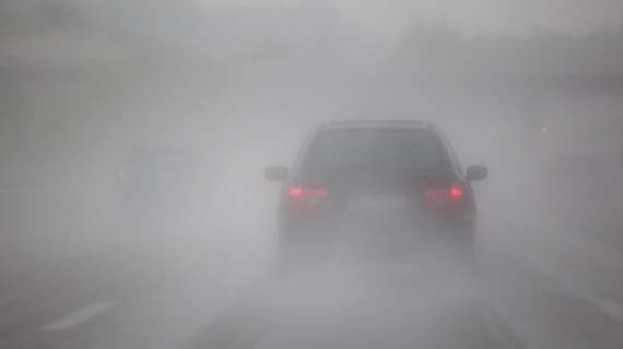 Luce nella nebbia e scelta dei fendinebbia perfetti per la vostra auto