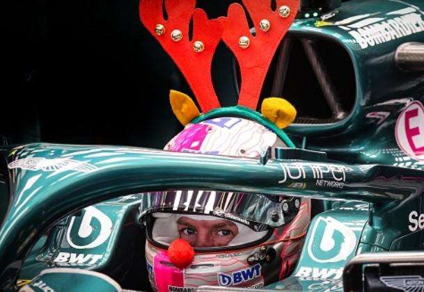 Formula 1 | Vettel in pista con il "casco di Natale": ha anche le cornine