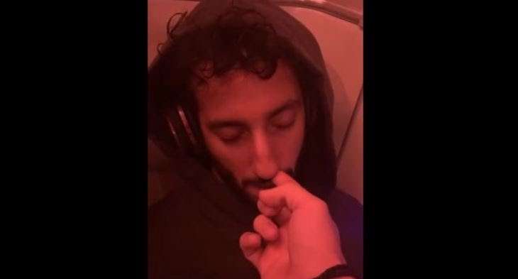 F1 / Ferrari, Leclerc fa gli scherzi a Ricciardo in aereo - VIDEO