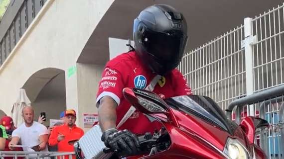 F1 | Ferrari, Hamilton arriva a Monaco in sella alla sua MV Agusta LH44