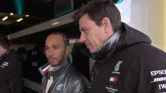Formula 1 | Mercedes, abbraccio fraterno tra Hamilton e Wolff a fine gara