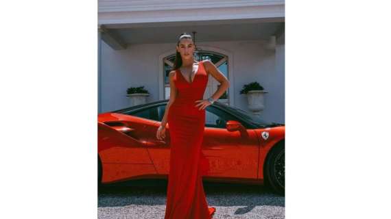 Formula 1 | Lucia Javorcekova e la Ferrari, lo scatto infiamma Instagram
