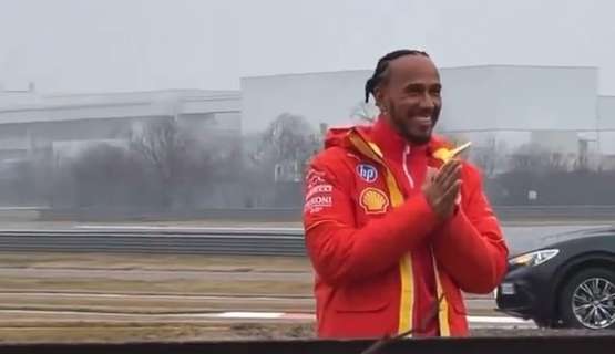 F1 | Ferrari, Hamilton si emoziona a Fiorano: i cori dei tifosi e i gesti