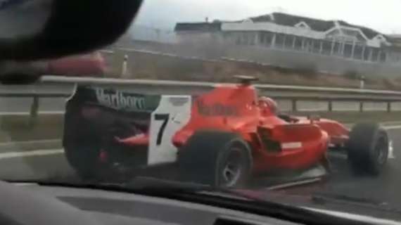 F1/ Pazzesco! Auto di Formula 1 in un'autostrada in Repubblica Ceca
