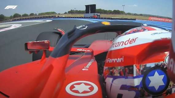 Formula 1 | Ex calciatore consegna a Leclerc il ruotino della pole 