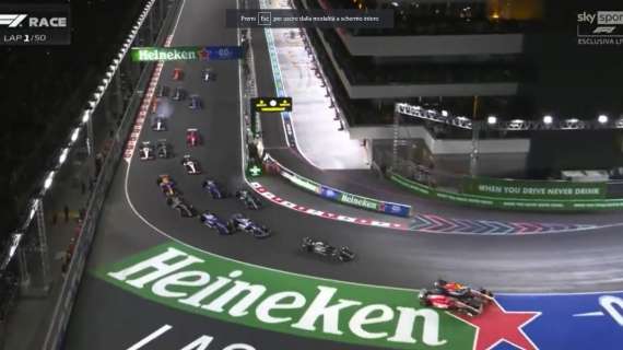 F1 | Las Vegas, Verstappen "butta fuori" Leclerc in partenza: ironia sulla penalità