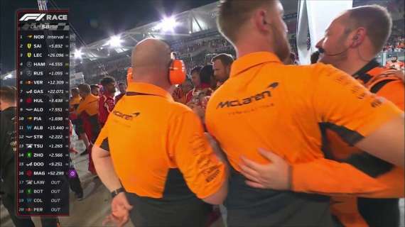 F1 | McLaren e Ferrari, l'abbraccio finale dopo Abu Dhabi