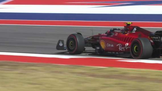 Formula 1 | Ferrari, Sainz aggressivo dalle FP1: perde pezzi dopo salto sul cordolo