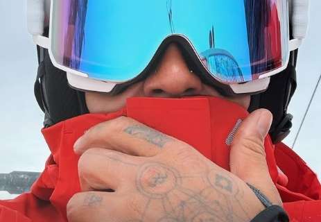 F1 | Hamilton in total red sulla neve: la Ferrari è già nel suo cuore