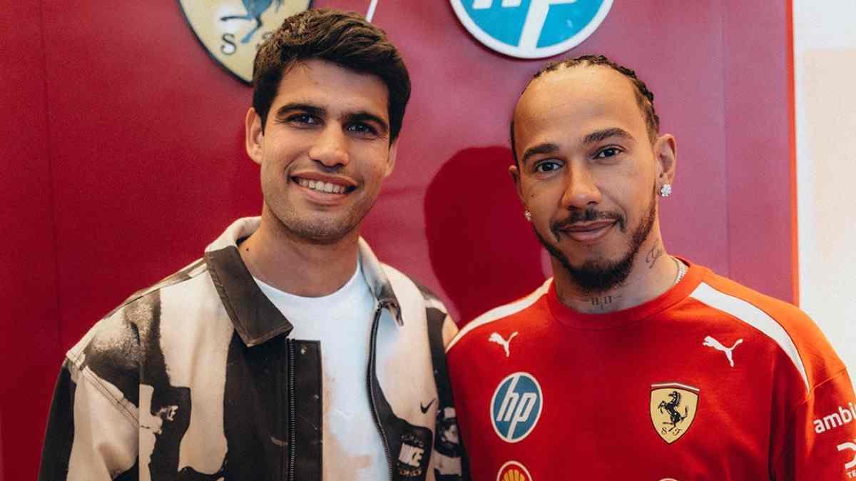 F1, Stelle in Bahrain: Carlos Alcaraz ospite nel box Ferrari. L'incontro con Hamilton e Leclerc