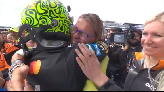 F1 | McLaren, Norris e l'abbraccio con mamma dopo la vittoria