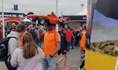Formula 1 | Gp Olanda, Verstappen e i tifosi accaniti: c'è anche chi ha una F1 in testa