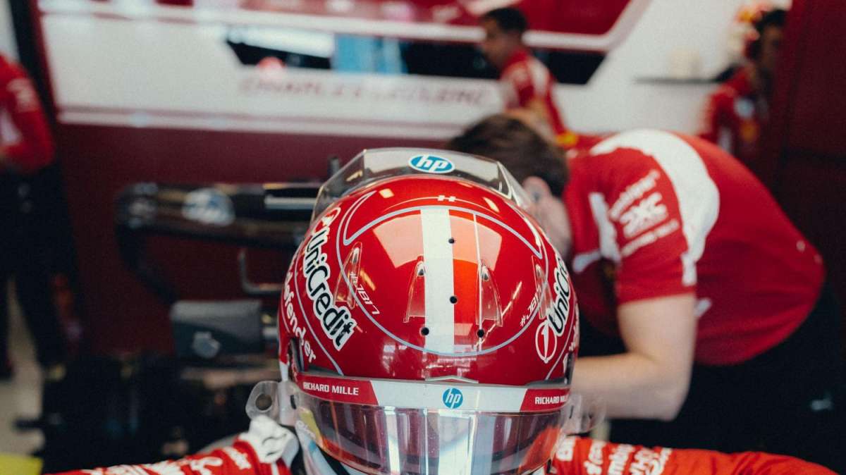F1 | Ferrari, Leclerc furioso: guanti buttati e insulti in radio