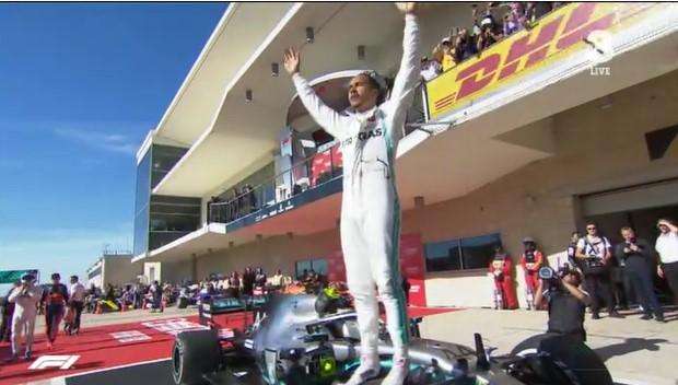 F1/ Gp Usa, Hamilton sei volte campione del mondo: "Un grazie a tutti. Volevo solo regalare la doppietta al team"