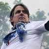 VIDEO - Inzaghi scatenato durante la festa scudetto: bandiera dell'Inter al cielo e cori insieme ai tifosi 