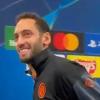 VIDEO - Calhanoglu esce zoppicante da San Siro: "Sto bene, solo una botta". Poi lo sfottò a Zielinski