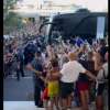 VIDEO - L'Inter si dirige allo stadio Adriatico, bagno di folla davanti all'albergo