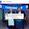 FOTO - Inter, visita speciale di Milito in sede: scambio di maglie con Marotta nella sala trofei